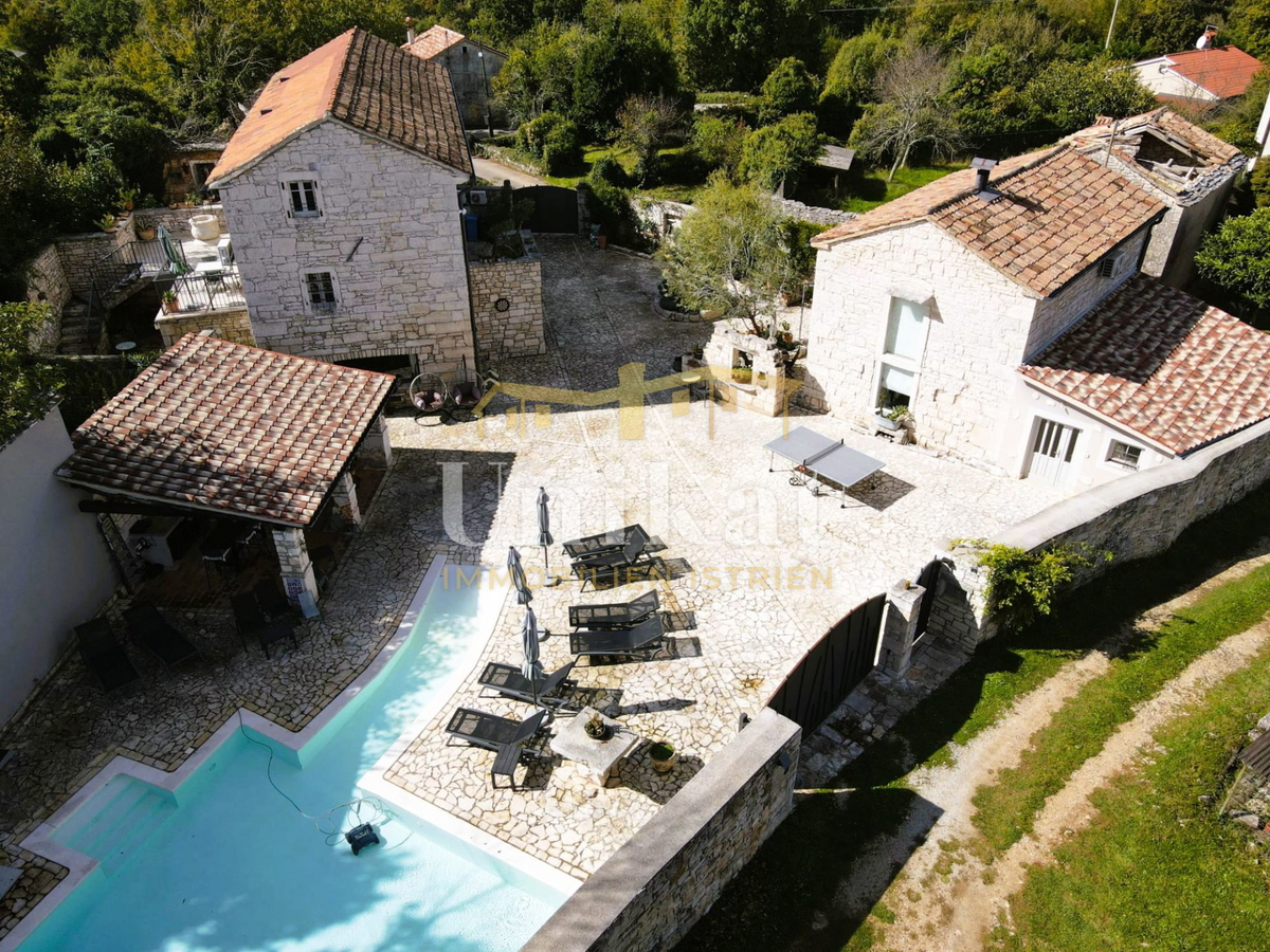 Splendida tenuta con due case in pietra e piscina